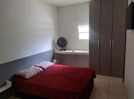 Casa de hospedagem com um de casal com smart tv e ventilador, hotel in Montes Claros