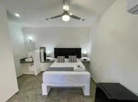 Lavish Studio Wpatio #2 Isla Mujeres Downtown
