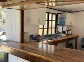 Nhn Lodge, ξενοδοχείο στο Avatoru