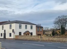 4 double bedroom house with private ample parking