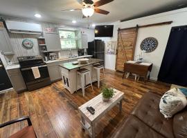 Barn Door Themed Garvan Gardens Blue Bungalow, hotel di Hot Springs