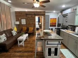 2Bdrm Villa Near Garvan Gardens with Fire Pits & Decks