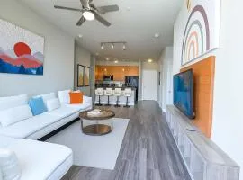 Poolside Comfort 2BR Galleria Stay AND Garage