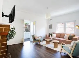 Spacious Glebe Retreat Yard & Parking Pet Friendly
