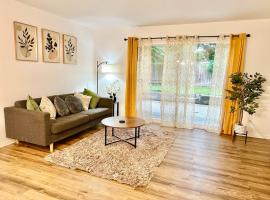 Elegant Townhome Retreat in Lynnwood, ξενοδοχείο σε Lynnwood
