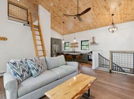 La Casita Little Sebago Lake with hot tub!, Hotel in Gray
