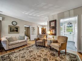Charming 2BR - Antique Cottage, hotel en Cayce