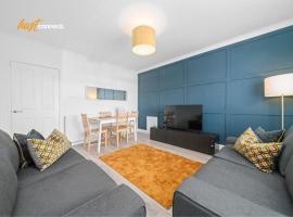 2 Bed Sleeps 4 with Private Parking in Airdrie, hotel in Airdrie