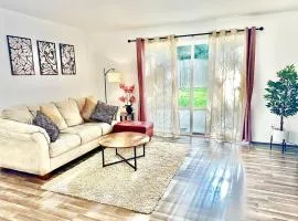 Stylish & Cozy Townhome Getaway in Lynnwood!
