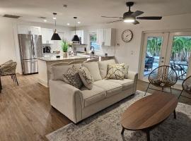 Family Pool Home Close to Naples' Best Beaches, hotel v destinaci Naples