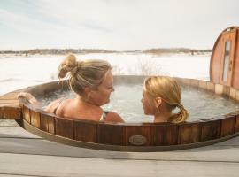 Lake Front 4 Bedroom Home with Hot Tub & Sauna - Spa House, beach hotel in Gimli