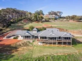 Valley Views - Elevated Hilltop Escape near Beaches