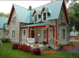 Red Elephant Inn Bed and Breakfast: North Conway şehrinde bir Oda ve Kahvaltı