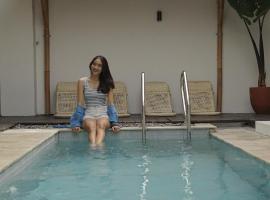 Patria Villa Kayen with Private Pool, hotel i Kejayan
