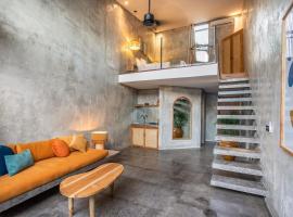 The Echo Studios 100m to beach, hotel in Badung
