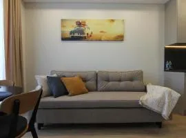Warmzy Home - Modern Flat with Free Parking