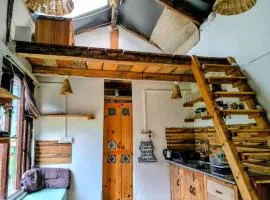 Cute Tiny Home Workation Peaceful Mountain Views by SiyaU