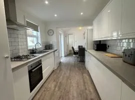 3 bed Spacious House with Parking