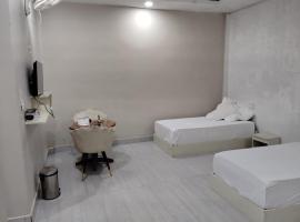 Hotel Ransam, hotel with parking in Zemābawk