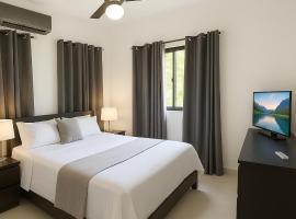 Modern 2BR Apartment 3 Min from Airport with Free Parking, отель, где разрешено размещение с домашними животными в городе Сосуа