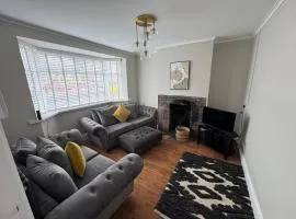Cosy 2 Bedroom Home with Parking near City Centre