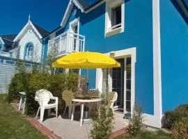 Maison bleue plage piscine