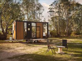 Hollow Mountain Getaway 2 by Tiny Away, khu glamping ở Laharum