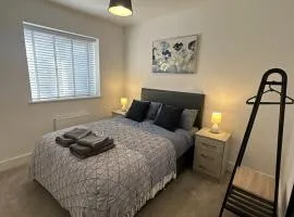 3 Bed Home with Parking for Business & Family stays in Stafford