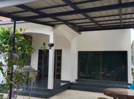 Spacious 2-bedroom villa near beach