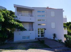 Apartments Sunny, hotel in Karlobag