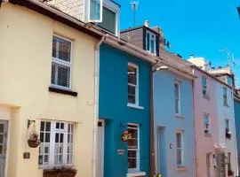"FISHERMAN'S" Seconds from the Harbour & town centre with unlimited free parking nearby