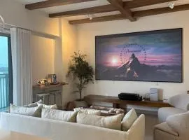 The Surfer's Yas 2BR plus Study Apartment, Full canal & pool view, Theme Parks Yas