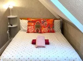 Loft - Sleeps 2 - Parking - Close to Station