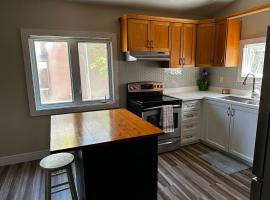 Renovated 2 bdrm apartment in central Hamilton, hotel in Hamilton