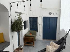 Casa Entre Lunas - Stylish Rustic Retreat, hotel en Olvera