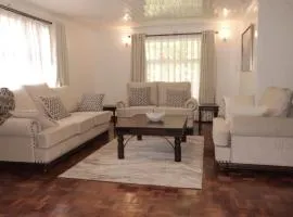 Cheerful 4-bedroom with pool