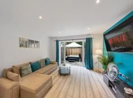 Luxury 4BR Home with Hot Tub, Sleep 8, Free Parking, Garden