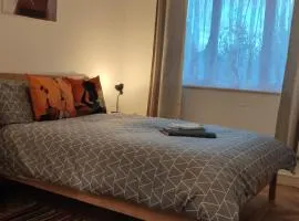 Apartment - Sleeps 4 - Parking - WiFi