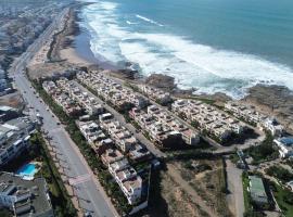 Seafront Luxury Villa with Amazing pool!, βίλα σε Dar Bouazza