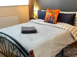 House - Sleeps 10 - Garden - Parking