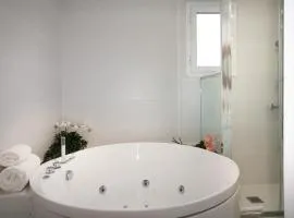 Stylish & New Poblenou Apartment with Jacuzzi, Sleeps 4, Rooms 2