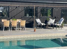 Villa Golfgatan 32 Vintrosa Lanna，Vintrosa的附設泳池的飯店