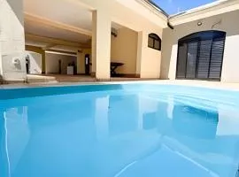 Casa com piscina, área gourmet e espaço p/ festas