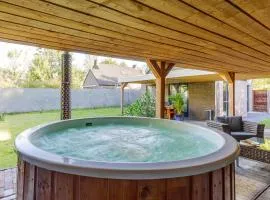 Stylish vacation home with hot tub and sauna