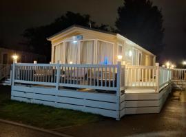 Caravan with hot tub at Tattershall lakes, hotel in Tattershall