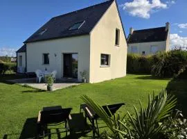 maison moderne avec jardin clos proche commerces et plages