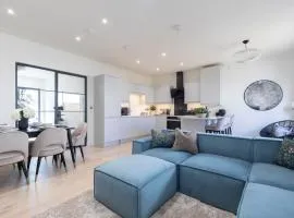 Elliot Oliver - Stylish and Comfortable 3 Bedroom Town House with En-suites to all Bedrooms and within a Short Walk to the Town Centre
