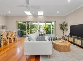 2 min from beach! Glenelg Gem 4BR, BBQ, Patio