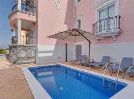 Luxury Villa Pembe Palheiro Village by Holiday Rental Madeira，位于丰沙尔的酒店