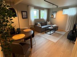 Nyoppusset sokkelleilighet med bra bussforbindelser, cheap hotel in Kvaloysletta